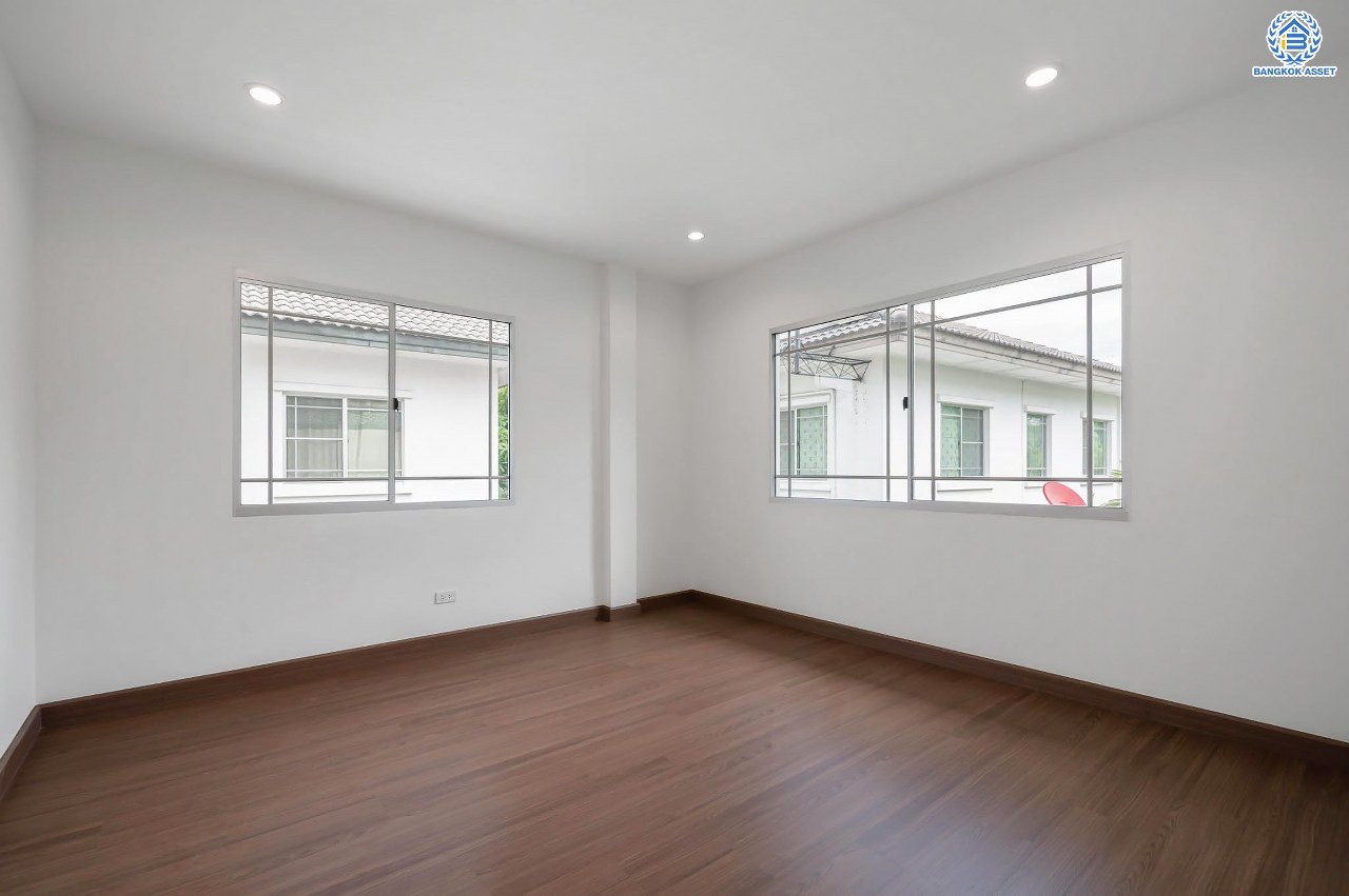 บ้านมือสองตกแต่งใหม่ แบรนด์สุดหรู L&H โครงการ มัณฑนา แจ้งวัฒนะ-ราชพฤกษ์ เนื้อที่ 57.9 ตร.ว. ฟังก์ชัน 3 ห้องนอน 3 ห้องน้ำ จอดรถได้ 2 คัน ทำเลเดินทางเข้า-ออกเมืองสะดวก เชื่อมต่อถนนชัยพฤกษ์แจ้งวัฒนะ ถนนราชพฤกษ์ ใกล้รถไฟฟ้าสายสีชมพู "สถานีปากเกร็ด" ใกล้ "โรบินสันไลฟ์สไตล์"